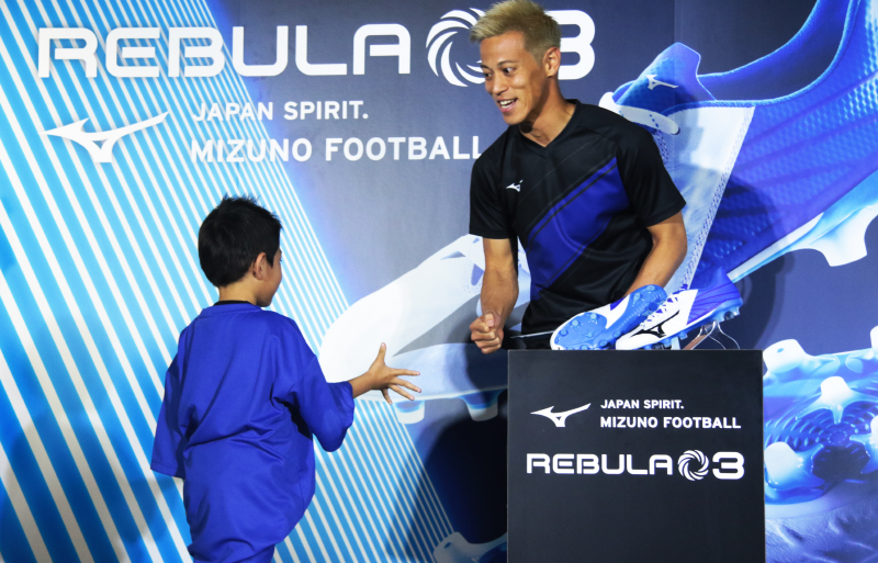 本田圭佑 少年とのジャンケンで 日本代表 久保建英 自身の新天地は 地球内 超ワールドサッカー